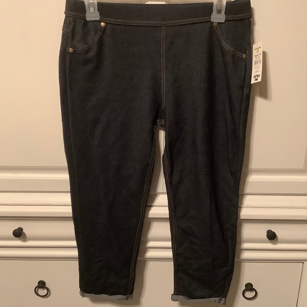 NWT ladies medium Bobby brooks stretchy denim colored capris